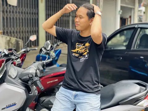 ขายเสื้อตัวเปล่า พิมพ์ลานสกรีน คอกลม คอวี เสื้อสีพื้น สีดำ เสื้อหาดใหญ่ แบบที่ 5