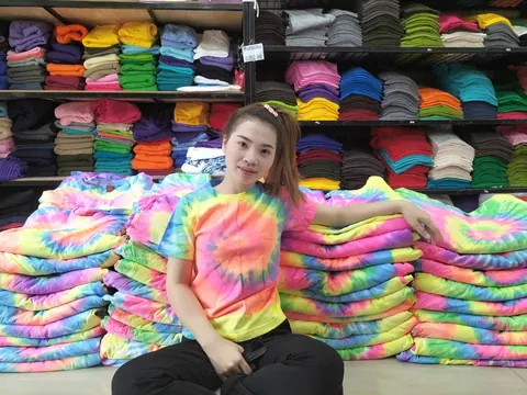 แหล่งขายเสื้อมัดย้อมราคาถูก สวยๆ ใส่ได้ทุกเทศกาล รับพิมพ์เสื้อ สกรีนเสื้อ